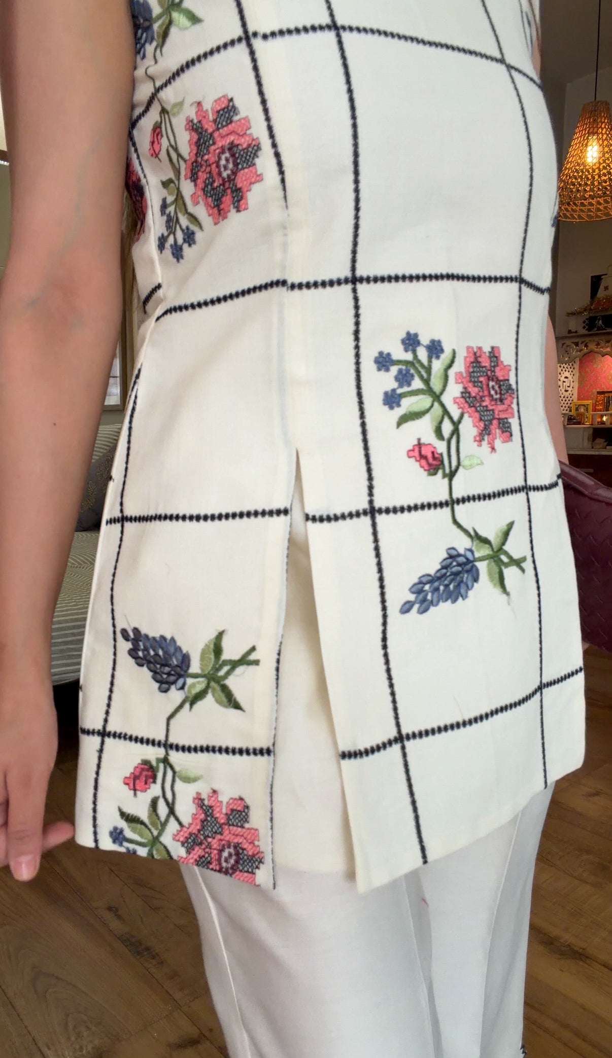 IVORY CROSS-STITCHED FLORAL SET