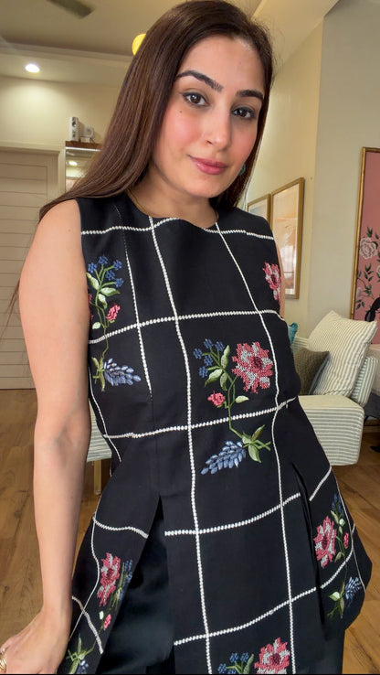 BLACK CROSS-STITCHED FLORAL SET