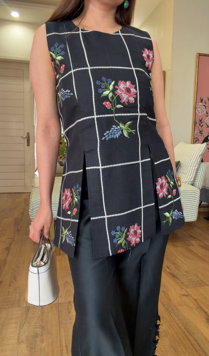 BLACK CROSS-STITCHED FLORAL SET