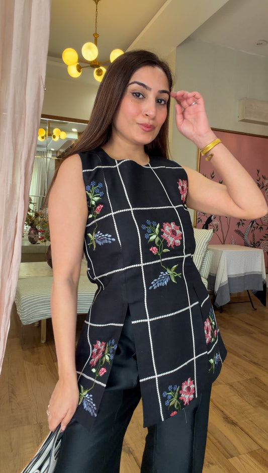 BLACK CROSS-STITCHED FLORAL SET