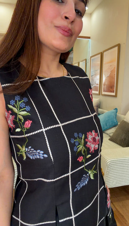 BLACK CROSS-STITCHED FLORAL SET